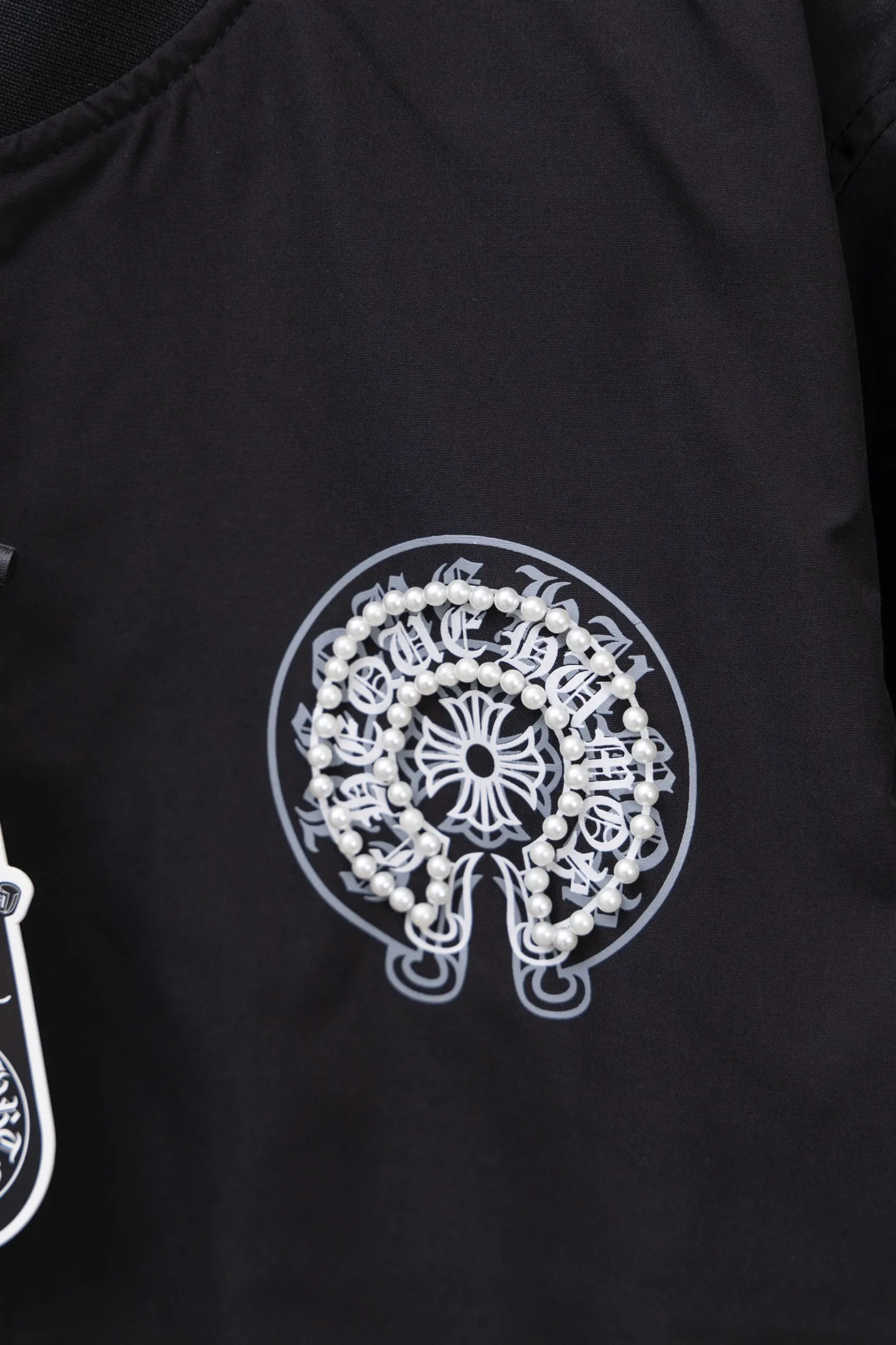 P310 Style No.: M019 Chromehearts Chromehearts Pearl Baseball Jacket. The texture is clear and full of texture. It is custom-dyed 1×1 in the same vat with no color difference and is precise. It can be worn in layers. It is a good product for your own use. Highly recommended ~ All accessories are all original and customized!  ... The overall workmanship and materials used are also very particular, reflecting the brand's quality control in every aspect! Proper big factory style! Size:S-XL
